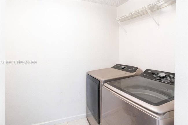 Building Photo - 8980 Palm Tree Ln