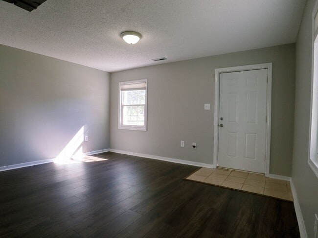 Building Photo - Cozy 2-Bedroom Home on Half an Acre in Nor...