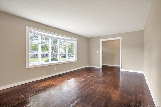 Building Photo - 604 Roundtree Dr