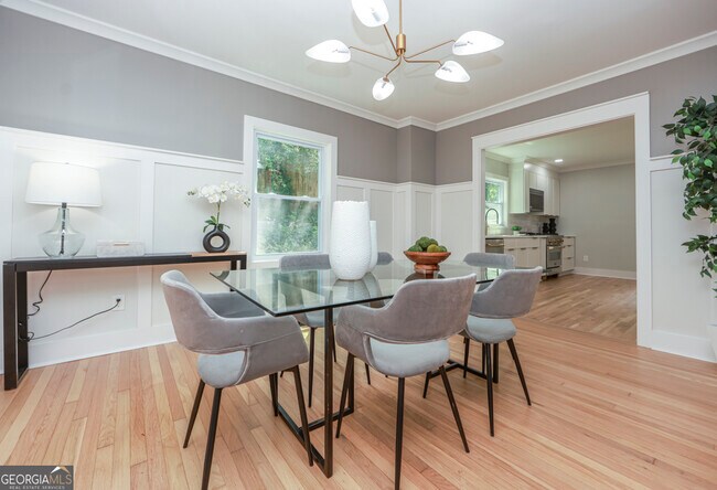 Building Photo - 2908 N Hills Dr NE