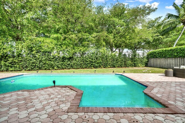 Building Photo - Elegant 4-Bedroom Pool Home in Exclusive G...