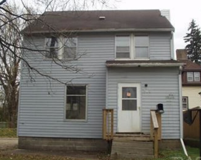 Building Photo - 947 W 8th St