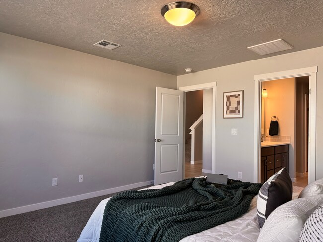 Building Photo - 10330 Crystal Ridge Dr