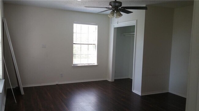 Building Photo - 1166 Ridgeway Dr