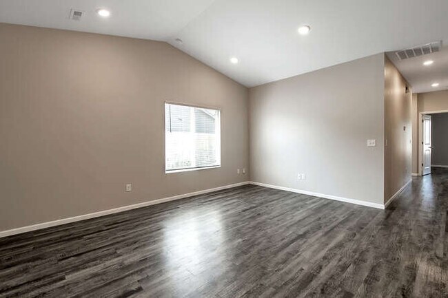 Building Photo - 1333 Azena St