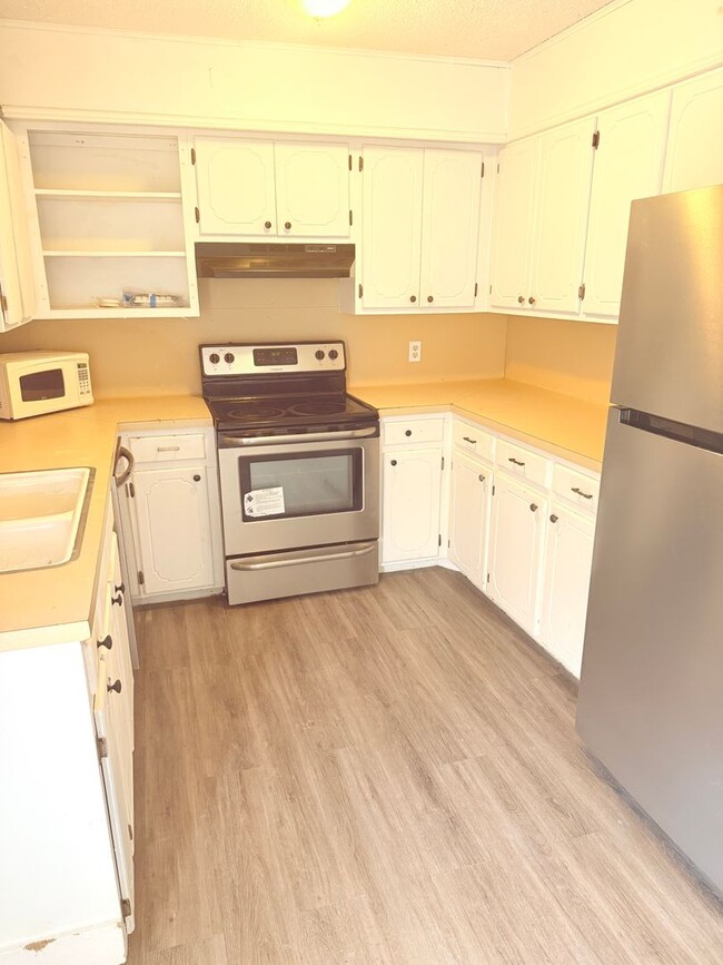 Building Photo - Townhome in Victoria