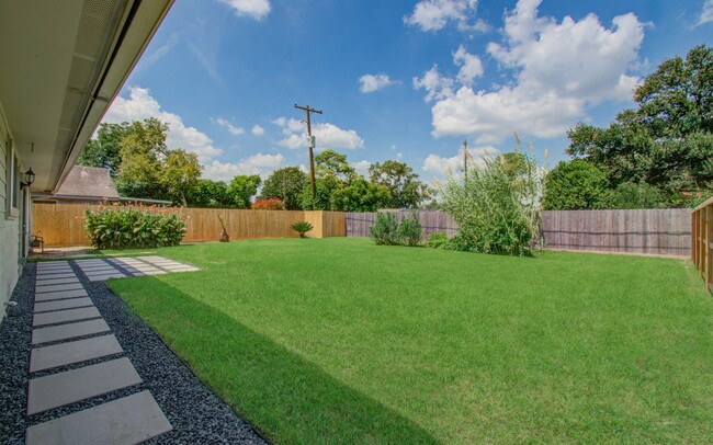 Building Photo - 9410 Highmeadow Dr