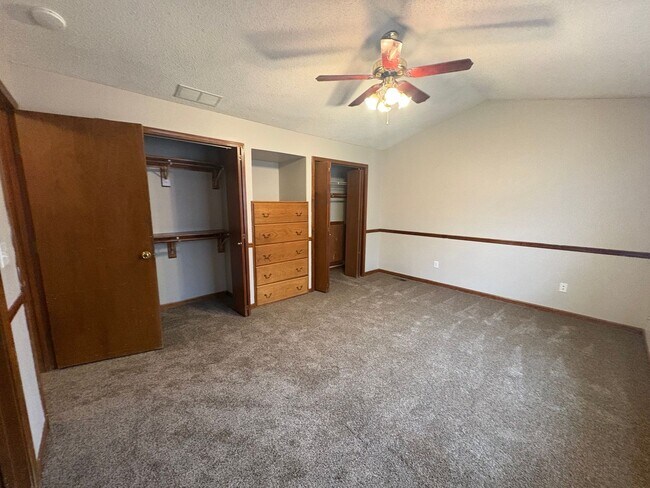 Building Photo - 4 bedroom in Liberty MO!! Brand New Flooring!