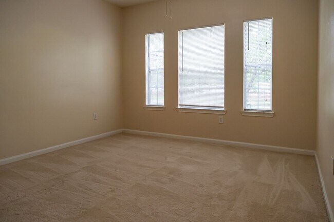 Building Photo - Beautiful 3 Bedroom, 2 Bath with Volume ceilings and Private Garage!