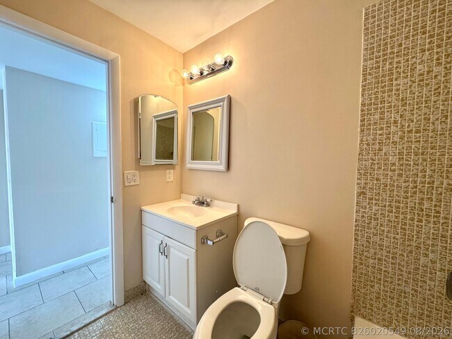 Building Photo - 900 Normandy Ln