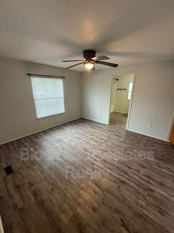 Building Photo - 103 W Strider St