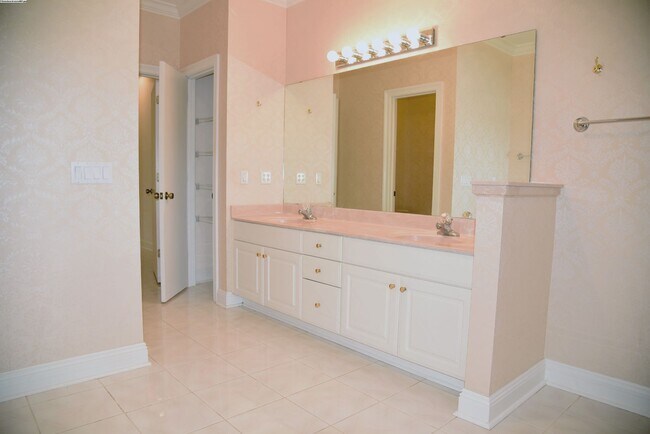 Building Photo - Executive Lakeview Home in Gated Windward Community!