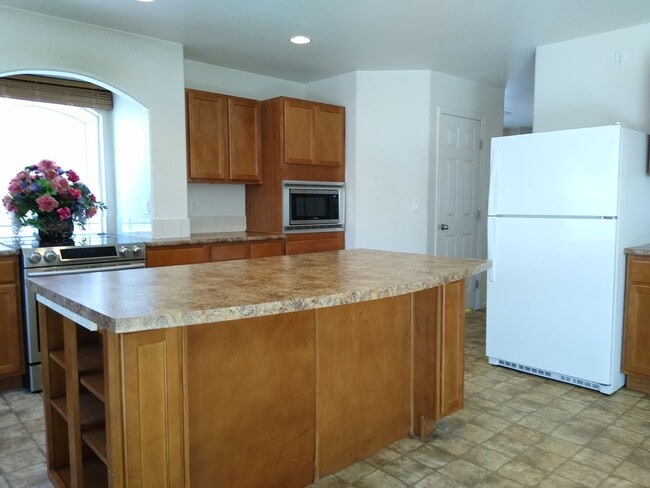 Building Photo - Massive and Expansive 5 Bedroom Green Vall...