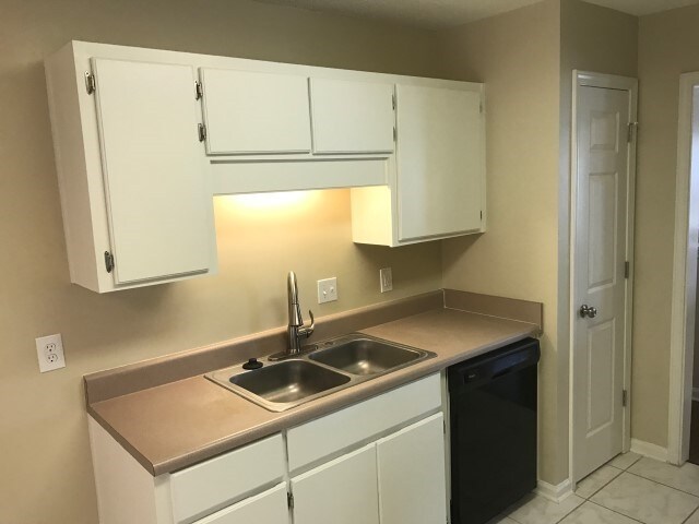 Building Photo - 223 Longleaf Cir