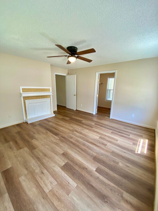 Building Photo - 1X1 Extra Large Unfurnished Unit in Historic Bridgeton NC