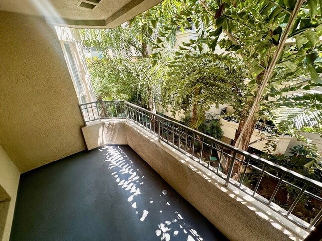 Building Photo - Beautiful One Bedroom Condo in the " Piazza Palermo." building! Pet considered!!