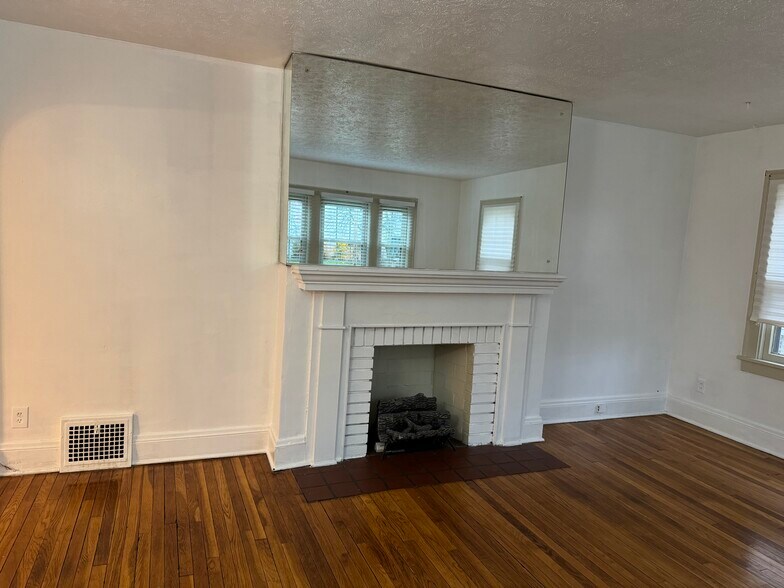 Living Room - 3362 Sutton Rd