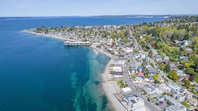 Building Photo - Beautifully Remodeled Top Floor Alki Condo with Views!