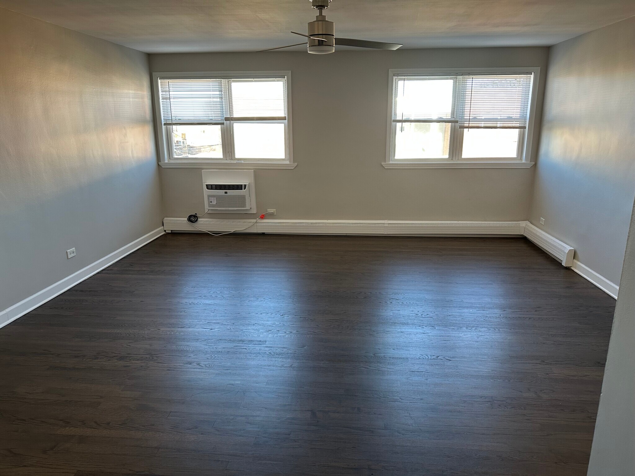 Building Photo - 2401 W Balmoral Ave