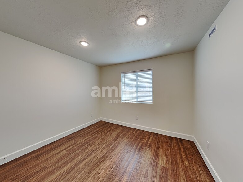 Building Photo - 4418 N Poplar St