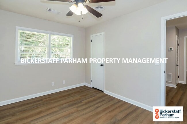 Building Photo - Welcome to this charming 3-bedroom, 1-bath...