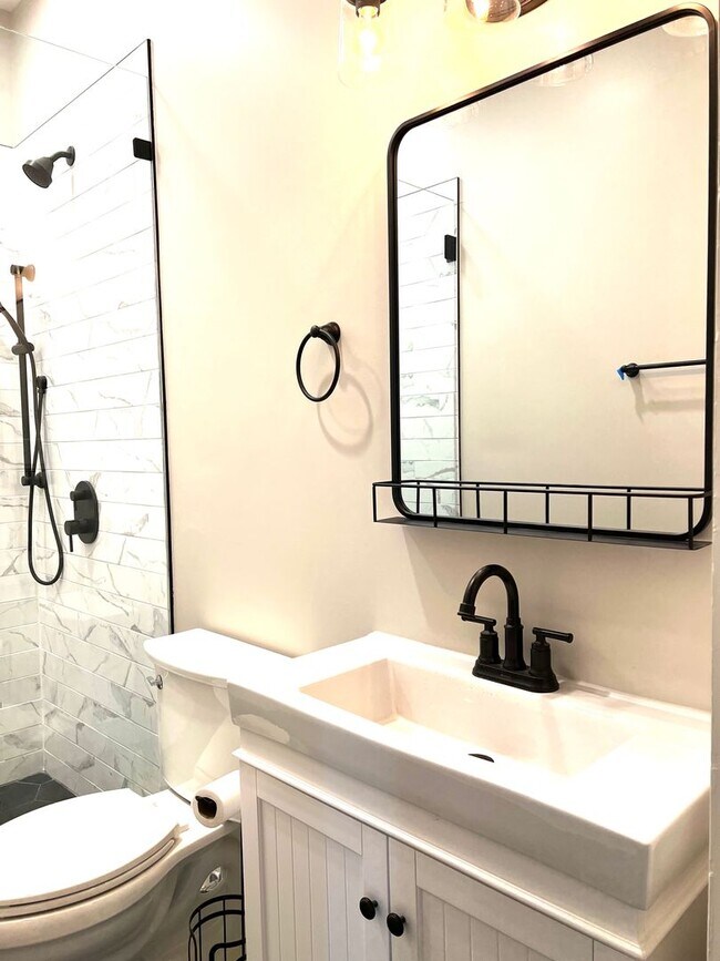 Building Photo - Historic Downtown Hendersonville! Beautifully restored 3 bedroom 2 bath home for rent