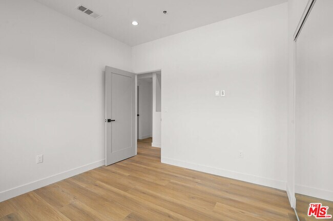 Building Photo - 4527 W 17th St