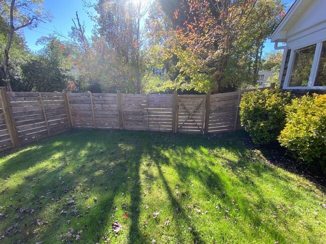 Building Photo - 2225 Blossom St