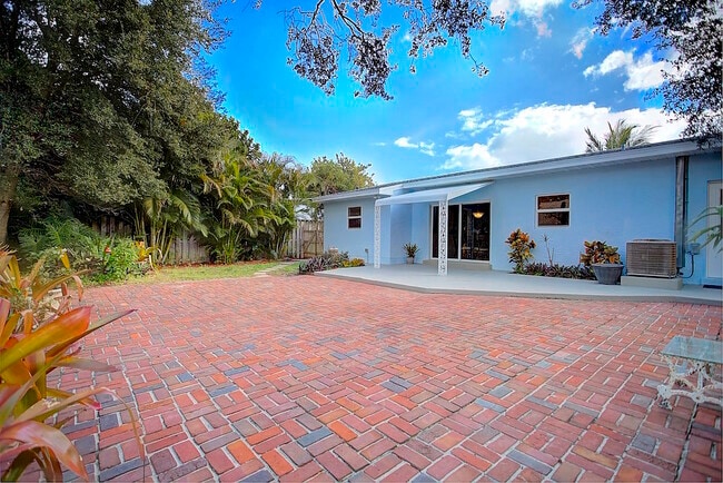 Building Photo - 1679 Pleasant Dr