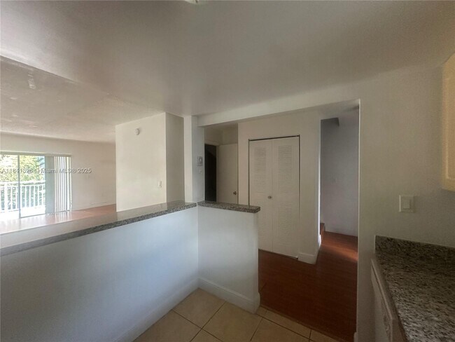 Building Photo - 9375 Fontainebleau Blvd