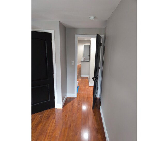 Building Photo - 1932 Bank St