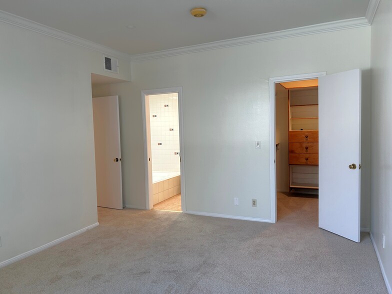 Building Photo - 1375 Kelton Ave