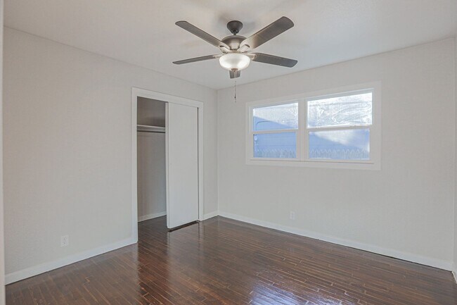 Building Photo - Pre Leasing for fall 2026! 4/2 in Medical District