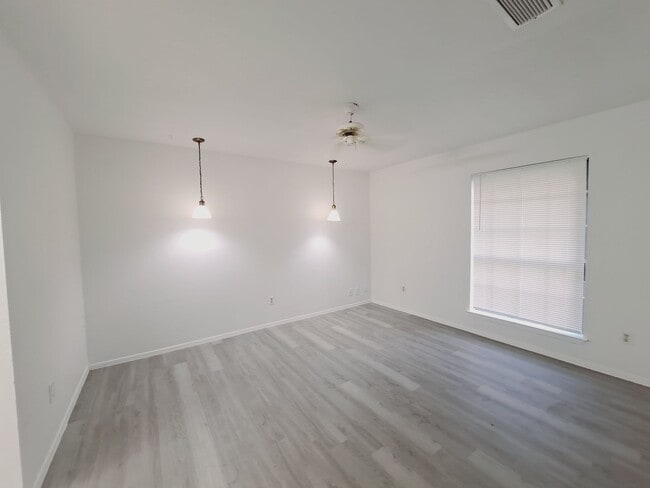 Building Photo - Amazing 3/2 with Garage Conversion Ready For Move In