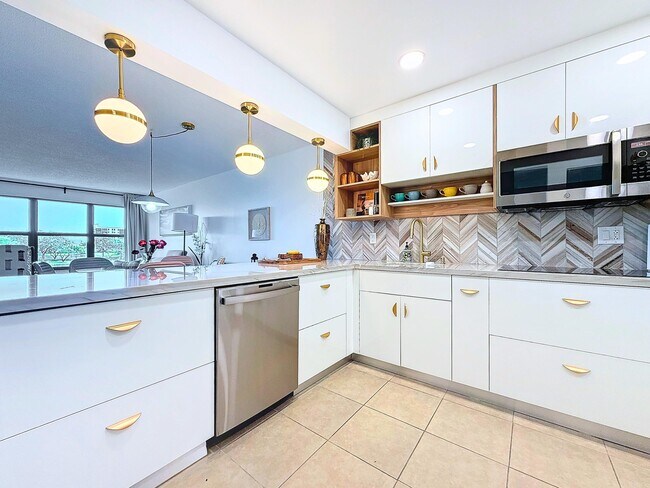 Building Photo - 2311 S Cypress Bend Dr
