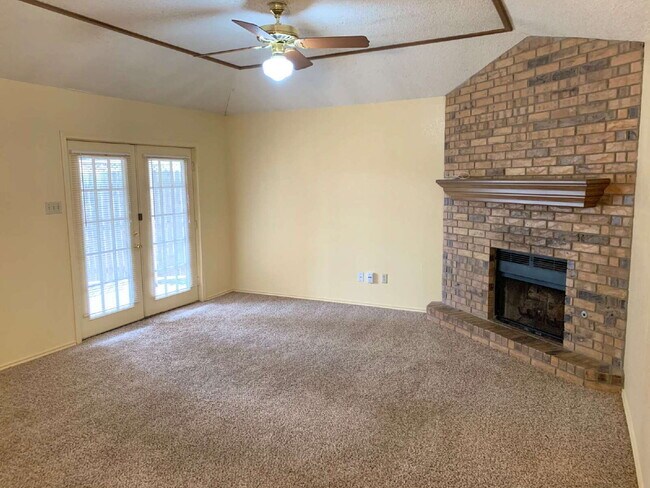 Building Photo - 2 Bedroom, 1 Bathroom Duplex