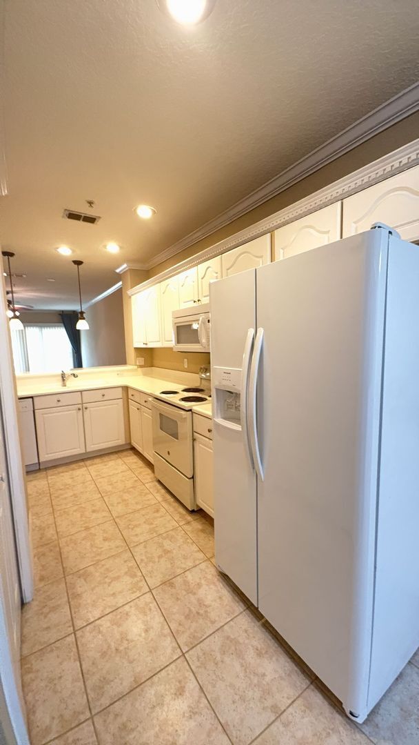 Building Photo - Adorable 2-bedroom, 2-bathroom 1st floor c...