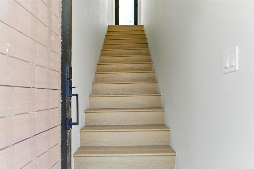 Building Photo - 1172 N Wilton Pl