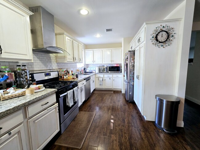 Kitchen - 6600 Saloma Ave