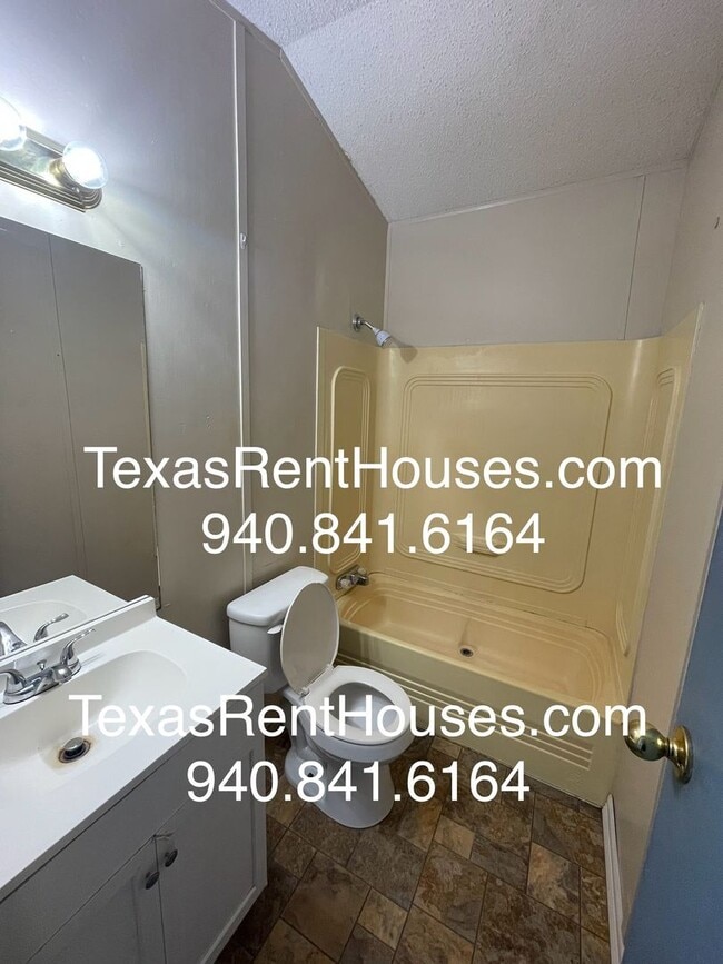 Building Photo - Horse Lover's Dream !!! Located in Award W...