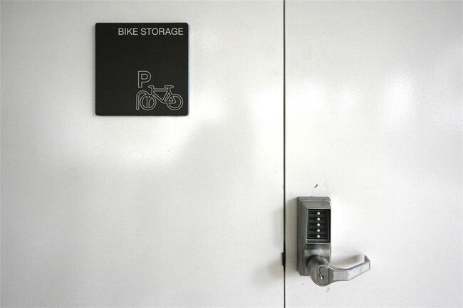 Building Photo - 4325 Jackson Ave