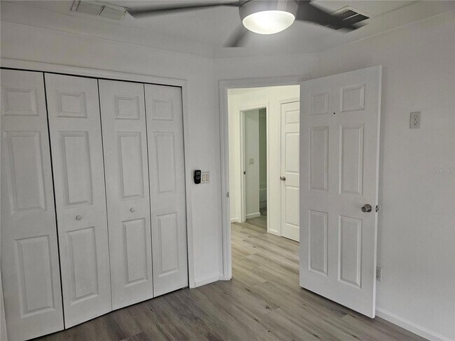 Building Photo - 9153 Oak Fern Dr