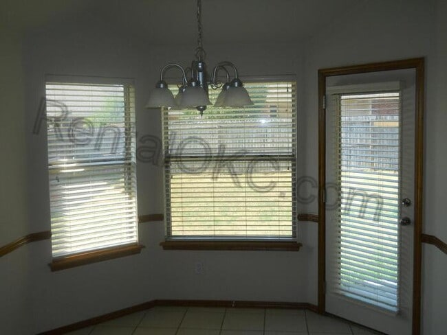 Building Photo - 3 Bed 2 Bath + Office in Moore School dist...