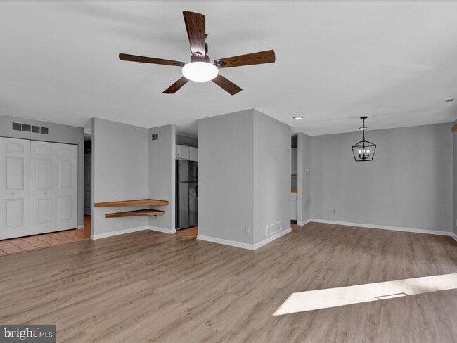 Building Photo - 10 Pine Woods Ct