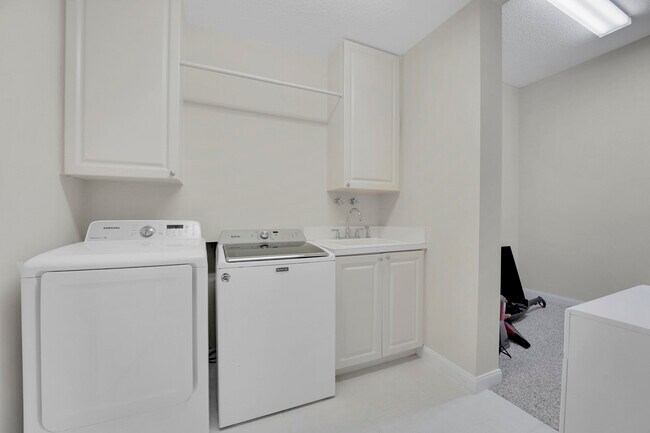 Building Photo - 9 Harbour Isle Dr E