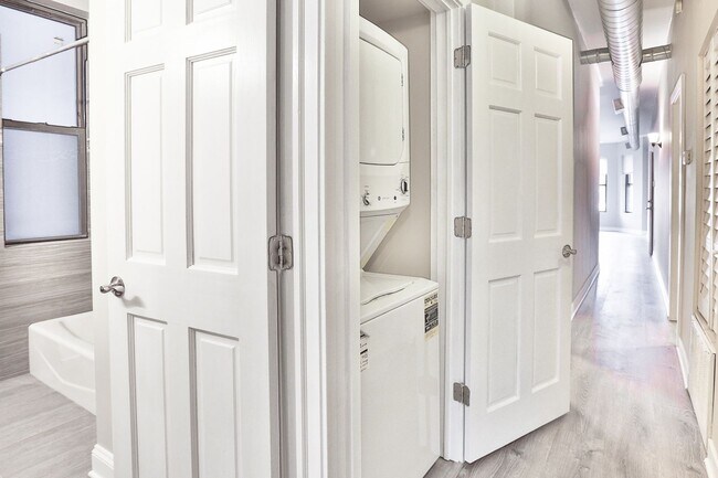 Building Photo - HUGE Condo Quality 4bed/2bath in Hot Wicker Park! Central Air! In-Unit Laundry! Deck! FREE Internet!