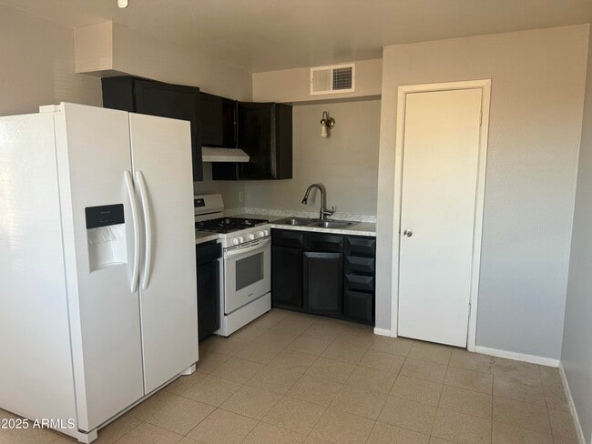 Building Photo - 501 W 14th St