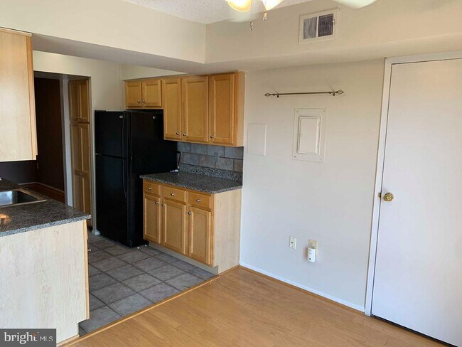 Building Photo - 4500 S Four Mile Run Dr