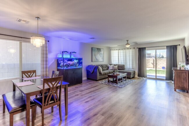 Building Photo - Welcome to this charming 3 bedroom, 2 bath...