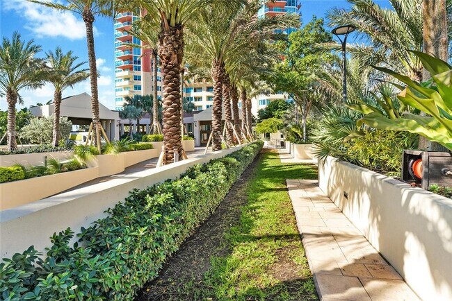 Building Photo - 300 South Pointe Dr